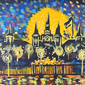 Puede incluir: Una pintura de un horizonte urbano nocturno con una luna amarilla y un cielo azul oscuro. Los edificios son siluetas negras con ventanas blancas. Hay árboles en primer plano con luces blancas.