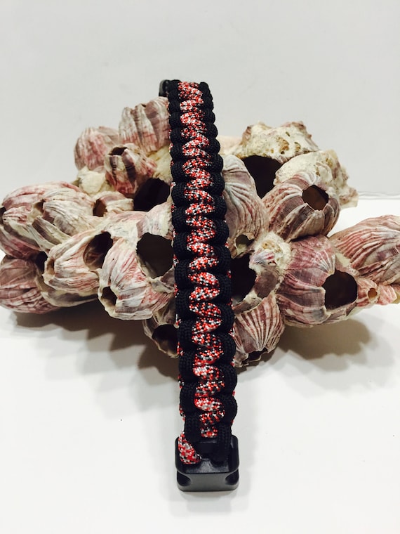 550 noir Paracord camo motif rouge, blanc, argent et noir 550 appelé tourné bien sûr. fc95a8 550 noir Paracord camo motif rouge, blanc, argent et noir 550 appelé tourné bien sûr. fc95a8