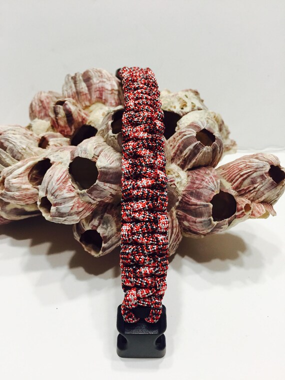 550 noir Paracord camo motif rouge, blanc, argent et noir 550 appelé tourné bien sûr. fc95a8 550 noir Paracord camo motif rouge, blanc, argent et noir 550 appelé tourné bien sûr. fc95a8