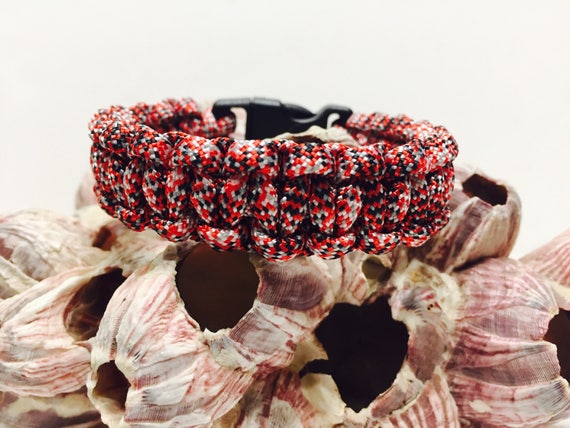 550 noir Paracord camo motif rouge, blanc, argent et noir 550 appelé tourné bien sûr. fc95a8 550 noir Paracord camo motif rouge, blanc, argent et noir 550 appelé tourné bien sûr. fc95a8