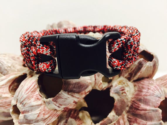 550 noir Paracord camo motif rouge, blanc, argent et noir 550 appelé tourné bien sûr. fc95a8 550 noir Paracord camo motif rouge, blanc, argent et noir 550 appelé tourné bien sûr. fc95a8