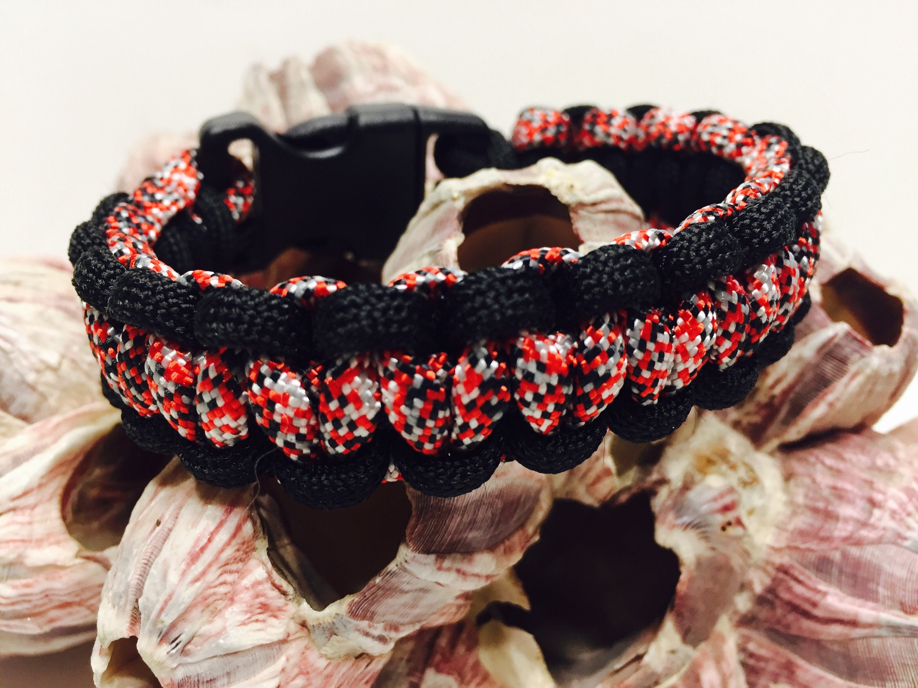 550 Paracord camo motif rouge, blanc, argent et noir appelé tourné bien sûr. 550 noir Paracord camo motif rouge, blanc, argent et noir 550 appelé tourné bien sûr. fc95a8