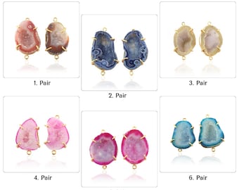 Op de afbeelding: Zes paar agaat oorbellen met goudkleurige metalen instellingen. Elk paar heeft een andere kleur agaat, waaronder roze, blauw en wit.