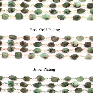 Peut inclure: Trois rang&eacute;es de perles de pierres pr&eacute;cieuses vert &eacute;meraude avec des placages or, or rose et argent. L'image pr&eacute;sente trois variations du m&ecirc;me design, chacune avec une finition m&eacute;tallique diff&eacute;rente. Les pierres ont une forme irr&eacute;guli&egrave;re.