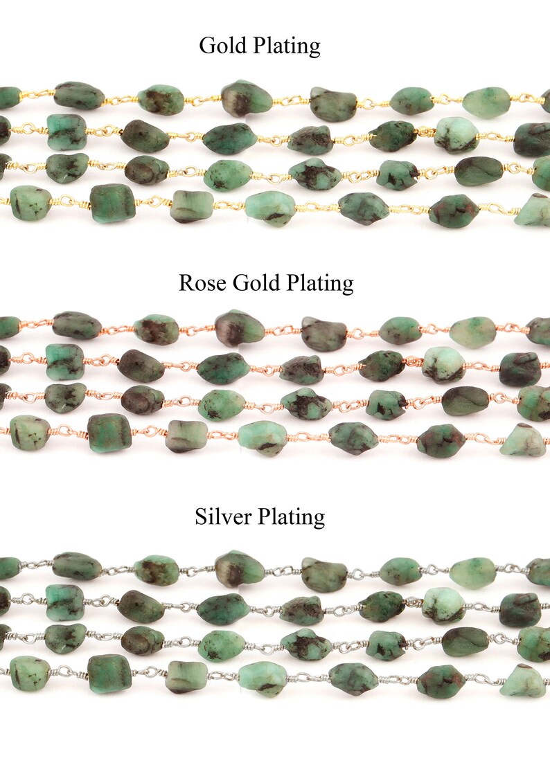 Peut inclure: Trois rang&eacute;es de perles de pierres pr&eacute;cieuses vert &eacute;meraude avec des placages or, or rose et argent. L'image pr&eacute;sente trois variations du m&ecirc;me design, chacune avec une finition m&eacute;tallique diff&eacute;rente. Les pierres ont une forme irr&eacute;guli&egrave;re.