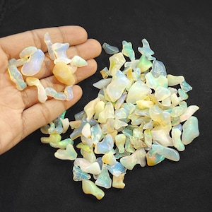 Natuurlijke Ethiopische opaalnuggets met meerdere vuurkleuren: onbewerkte ruwe edelstenen voor het maken van zelfgemaakte sieraden.