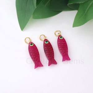 Rubinjadefiskhänge: Förgylld berlock med snidad ädelsten, smaragd CZ-ögonhänge