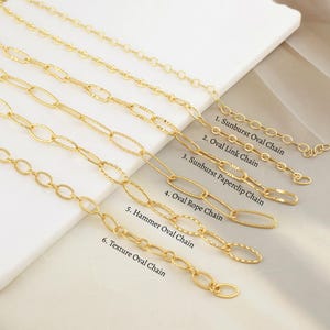 Puede incluir: Se muestran seis estilos de cadenas doradas, incluyendo Sunburst Oval, Oval Link, Sunburst Paperclip, Oval Rope, Hammer Oval y Texture Oval. Cada cadena presenta un diseño de eslabones diferente, ofreciendo una variedad de opciones para la creación de joyas.