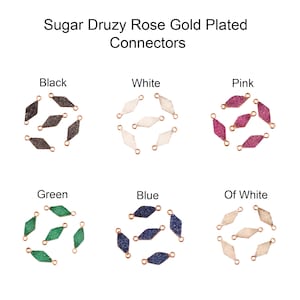 Puede incluir: Conectores Sugar Druzy chapados en oro rosa en negro, blanco, rosa, verde, azul y blanquecino. Cada conector tiene forma de diamante, superficie texturizada y bucles chapados en oro rosa. Para la creación de joyas.