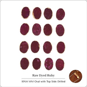 Op de afbeelding: Een verzameling ruwe, geverfde robijn edelstenen. Elke ovale steen heeft een diepe bordeauxrode kleur met een goudkleurige rand. De tekst onderaan luidt "Raw Dyed Ruby" en "10X14 MM Oval with Top Side Drilled."