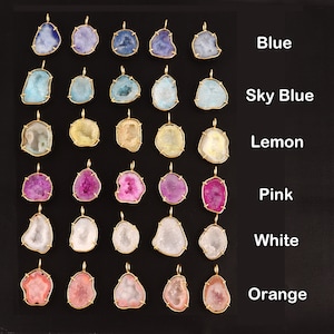 Könnte beinhalten: Sortiment von 60 Druse-Edelstein-Anhängern in verschiedenen Farben, darunter Blau, Himmelblau, Zitrone, Rosa, Weiß und Orange. Jeder Anhänger hat einen goldfarbenen Drahtrahmen um den Druse-Stein.