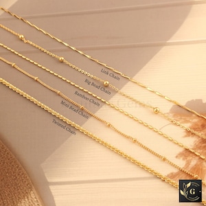 Può includere: Cinque catene d'oro di diversi stili, etichettate dall'alto verso il basso: catena a maglie, catena a grandi perline, catena di bambù, catena a piccole perline, catena intrecciata.
