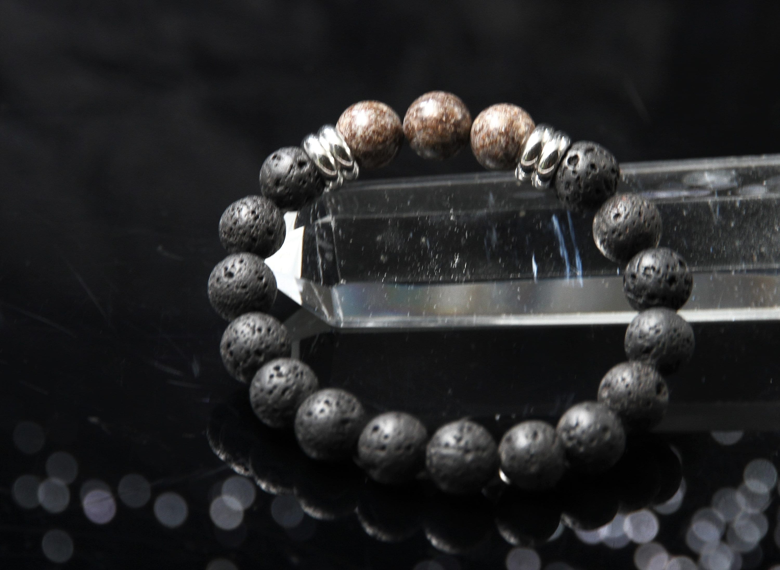 Bracelet homme pierre de lave, obsidienne, perle de Tahiti gravée