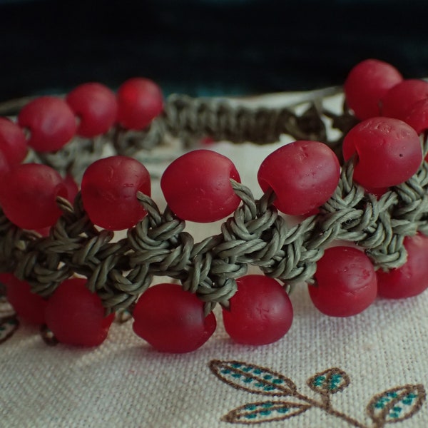 OlivegrüHandgemachtes Häkelarmband mit Doppelreihe Seeglasperlen - Rot und Oliven