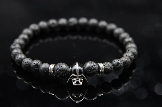 Galaktisches Männer Lava Perlen Armband – Sci-Fi Helm Design im Retro-Look – Handgefertigtes Weltraum Schmuck Geschenk für Filmfans
