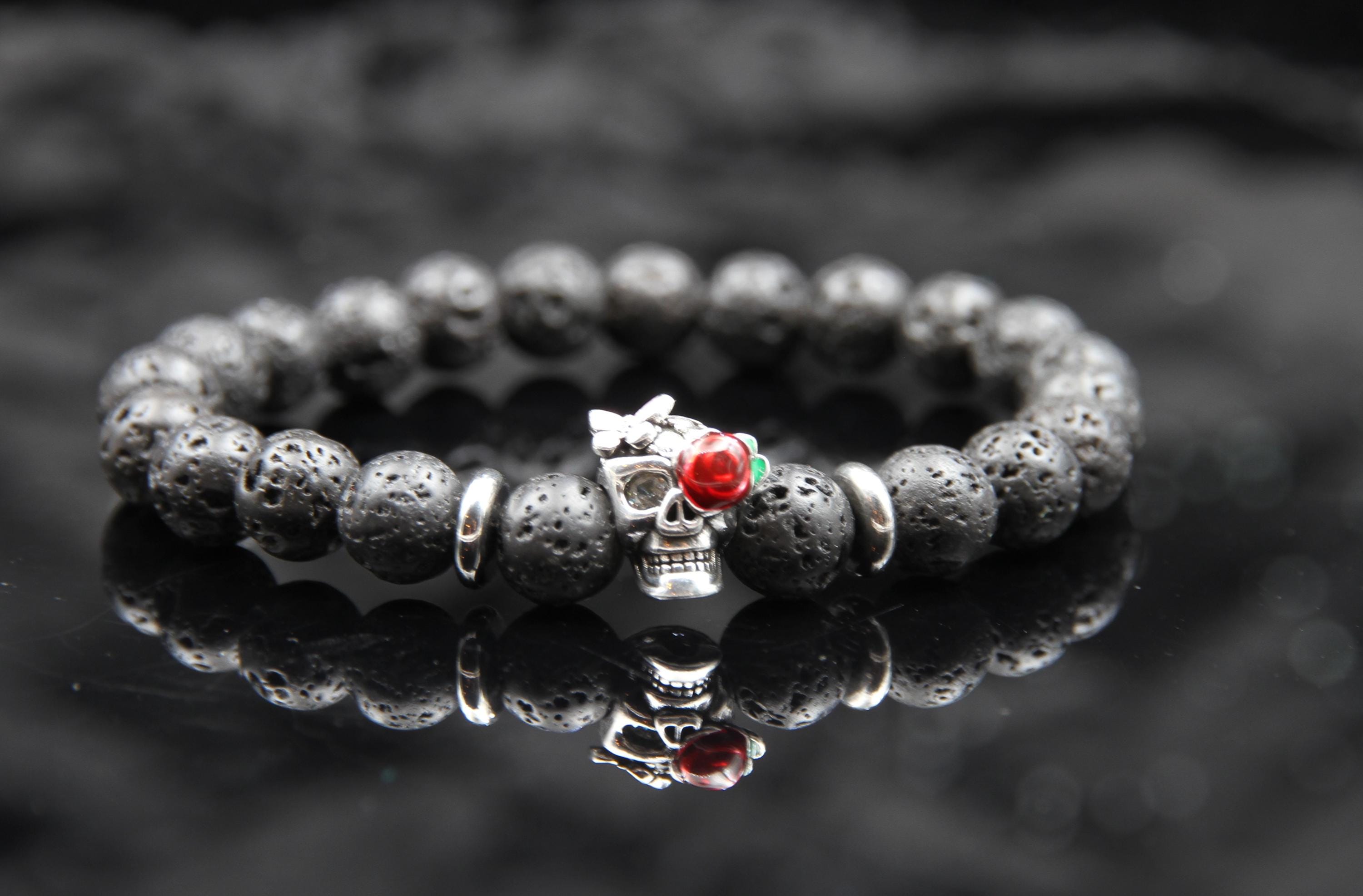Bracciale con perline a forma di teschio per uomo – Pietra lavica da 8 mm e acciaio inossidabile – Perlina a forma di teschio con fiocco rosa e pietre glitterate – Bracciale