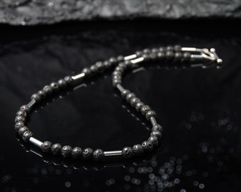 Elegante Lava Perlenkette Schwarz Echter Stein für Herren  Damen - Handgefertigt aus Edelstahl & Hämatit Perlen Geschenkidee für Sie und Ihn