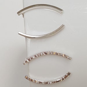 Puede incluir: Cuatro pendientes de aro de plata, dos son lisos y dos tienen una superficie texturizada.