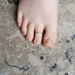 Skinny Gold Toe Ring Thin Gold Or Silver Adjustable Toe Ring Tiny Dainty Toe Ring Foot Jewellery Beach Jewellery image 1