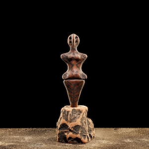 Estatuilla en forma de diosa, cultura eneolítica de Trypillia, Cucuteni. Escultura prehistórica de diosa símbolo de la fertilidad