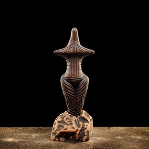 Estatuilla en forma de diosa, cultura eneolítica de Trypillia, Cucuteni. Escultura prehistórica de una diosa, símbolo de la fertilidad.