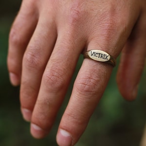 Anillo personalizado estilo Antigua Roma con Victrix, joyería sólida para amantes de la historia y la recreación romana y recreadores legionarios