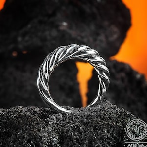 Anillo retorcido, anillo vikingo, eslavo, joyería pagana, LARP, SCA, recreación histórica, nórdico, anillo nórdico, anillo macizo, anillo rústico para hombre, diseño vikingo