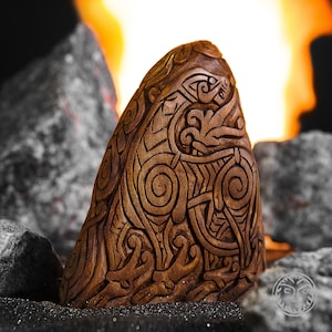 Könnte beinhalten: Eine Holzschnitzerei einer mythischen Kreatur mit komplizierten Details. Die Schnitzerei ist braun und hat eine strukturierte Oberfläche. Es ist ein dekoratives Stück, das in jedem Zuhause gut aussehen würde.