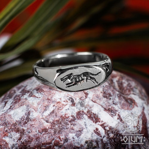 Bague solide avec un chien qui court, une réplique de la chevalière romaine antique