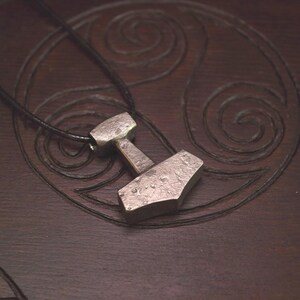 Colgante forjado del martillo de Thor, joyería nórdica Mjolnir imagen 7