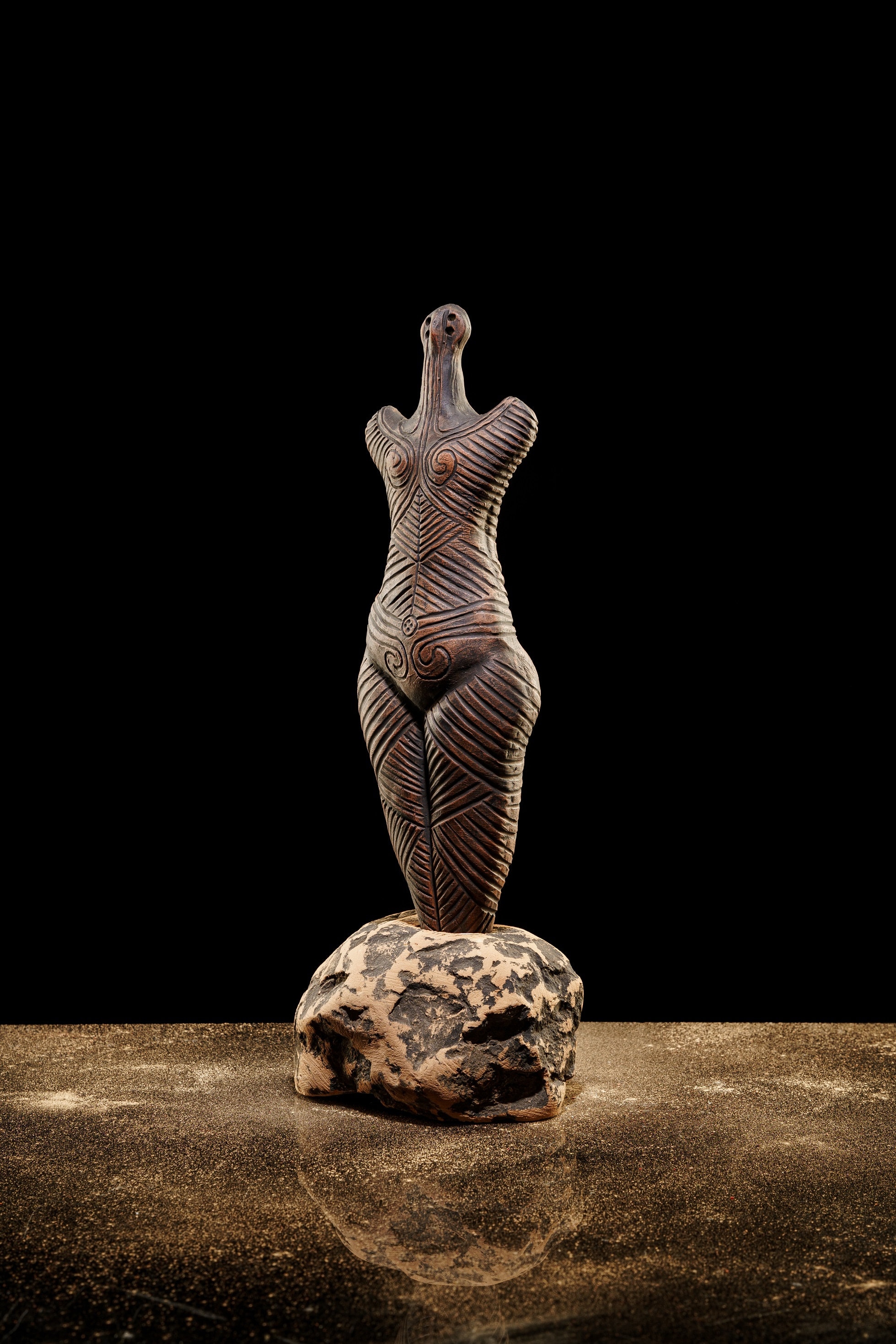 アートデコ風女性像の金属彫刻 女神像。トリピリア、ククテニの石器時代文化。先史時代の彫刻。豊穣の