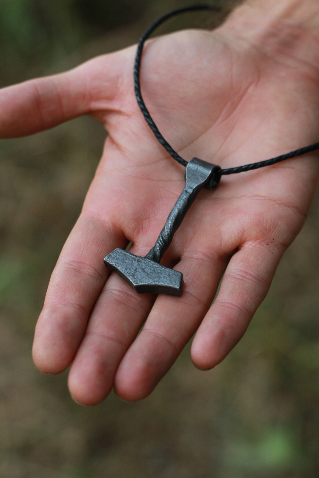 La collana di potere di Mjolnir e la protezione per Freki e Geri | Odin
