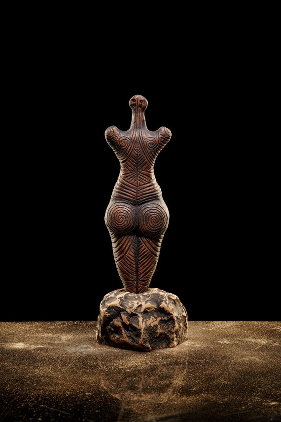 女神像。トリピリア、ククテニの石器時代文化。先史時代の彫刻。豊穣の