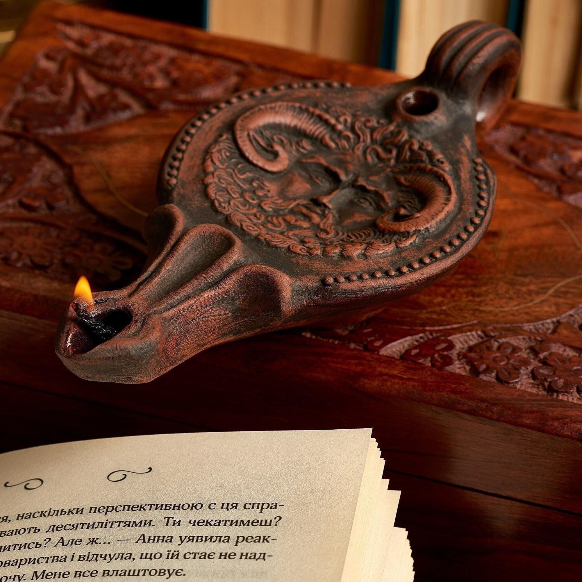 ローマ風オイルランプ、ゼウス・アモンを描いた古代ギリシャのランプ