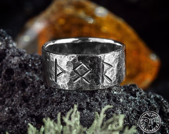 Bague personnalisée avec runes Futhark, cadeau pour païens, Asatru et fans de culture nordique. Le groupe est martelé et fabriqué dans un style rustique