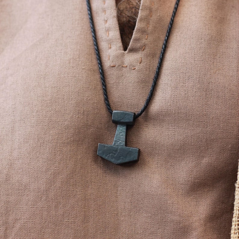 Colgante forjado del martillo de Thor, joyería nórdica Mjolnir imagen 2
