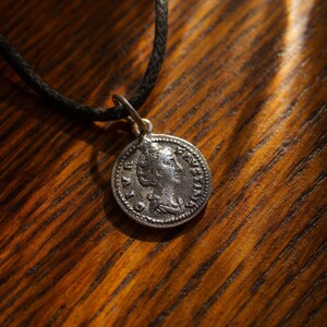 ファウスティナ大王のコインペンダント、ローマ帝国のジュエリーデザイン