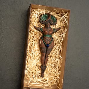 Estatuilla en forma de diosa, cultura eneolítica de Trypillia, Cucuteni. Escultura prehistórica. Diosa tatuada, símbolo de fertilidad.