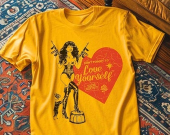Camiseta gráfica retro de amor propio, pin-up dominatrix, moda Y2K