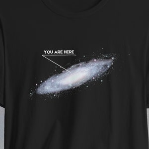 Camiseta Galaxy You Are Here, camiseta divertida de astronomía, camiseta de la Guía del autoestopista, camiseta divertida de meme, regalo para amantes de la astronomía, camiseta de galaxia, camiseta para amantes del espacio