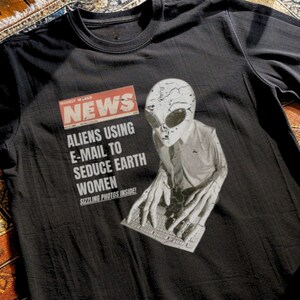 Alien Tabloid Shirt, Funny ufo shirt,UFO space shirt,trending ufo shirt,womens ufo shirt,Casual UFO Shirt,ufo sightings tee,ufo selfie shirt