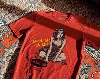 Maglietta vintage anni '90 con pin-up burlesque: stile retrò anni '50