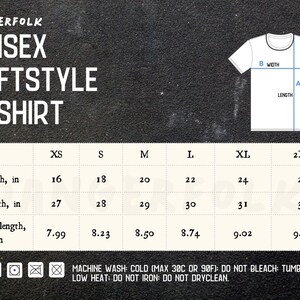 K&ouml;nnte beinhalten: Wei&szlig;es Unisex-Softstyle-T-Shirt mit Gr&ouml;&szlig;entabelle. Die Tabelle zeigt Breiten-, L&auml;ngen- und &Auml;rmell&auml;ngenma&szlig;e in cm f&uuml;r die Gr&ouml;&szlig;en XS bis 2XL. Waschanleitung ebenfalls enthalten.