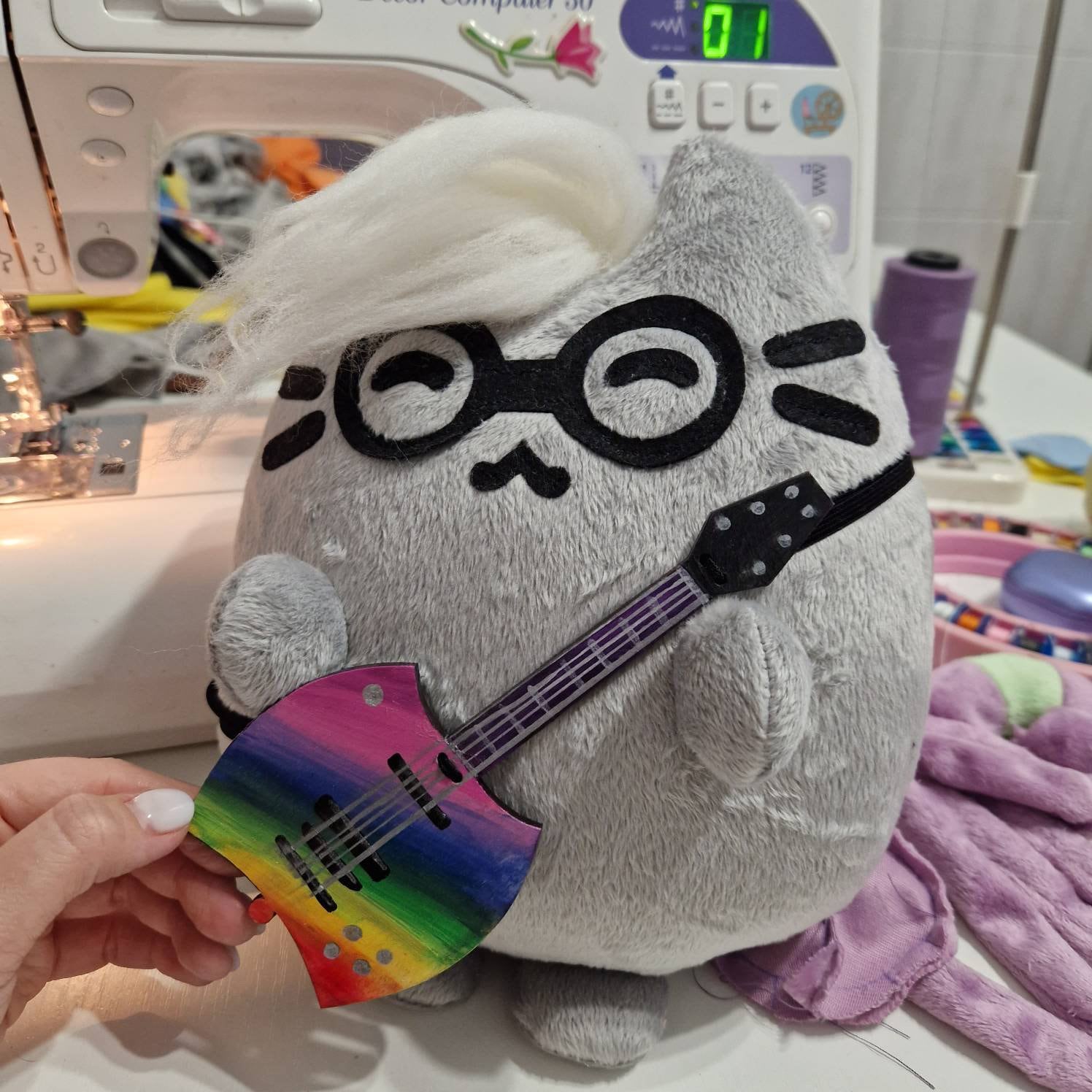 ギターを持ったぬいぐるみロックプシーンキャット：職人手作り