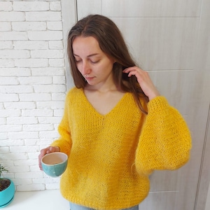 Pull en laine mélangée tricoté à la main : Pull jaune à col en V (P-M)