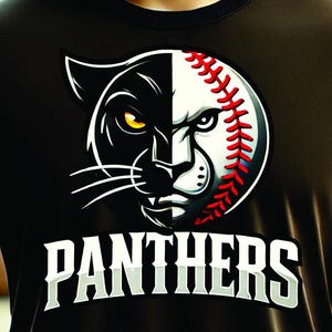 Op de afbeelding: Een zwart-wit grafisch ontwerp van een panter en een honkbal met het woord "PANTHERS" in witte tekst. Het ontwerp is op een donkerbruin T-shirt.