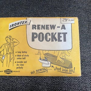 Könnte beinhalten: Eine gelbe, rechteckige Irontex Renew-A Pocket Verpackung mit schwarzem Text und Illustrationen. Die Vorderseite zeigt eine Person im Anzug, ein Bügeleisen auf Stoff und den Text: Long lasting, Made of sturdy cotton twill, Launder and dry clean perfectly, no sewing... Just iron on!, A QUALITY TRAUM PRODUCT, 29 cents a pair.