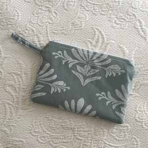 Bolsa de algodón estampada a mano con cierre de cremallera. Bolso de sarga gris con estampado en bloque. Cartera de tela única. Hecha a mano en Maine.