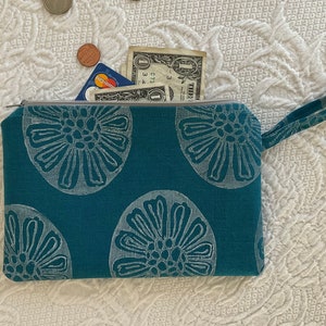 Bolsa de lino verde azulado con cremallera y estampado en bloque. Cartera de tela estampada a mano. Funda para teléfono de tela verde azulada. Neceser o monedero lavable.