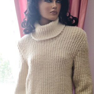Hand-Knitted Merino Wool Sweater: Women&#39;s Long Sleeve Pullover
